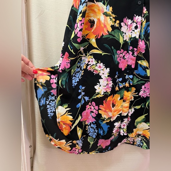 ⚫️ BOGO Black Flowy Long Top with Multicolor Floral Design Size Medium - Picture 9 of 9